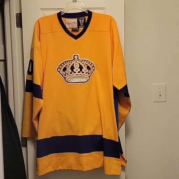LA Kings hockey jersey - Picture 2 of 5